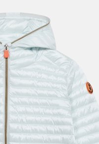 Ανοιχτό μπλε μπουφάν καπιτονέ με κουκούλα, μπροστινό φερμουάρ με πορτοκαλί έλξη και πορτοκαλί στρογγυλό λογότυπο στο μανίκι.