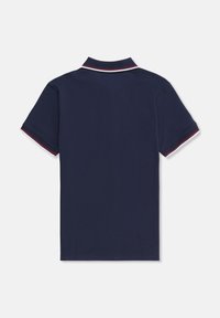 Marinblå pikétröja med klassisk krage, korta ärmar och kontrasterande röda och vita ränder på kragen och ärmsluten. Slät tygtextur.