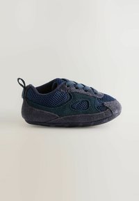 Marinblå sneakers med meshmaterial, mocka-accenter och texturerad gummisula. Rundad form med snörning och en bakre dragflik.
