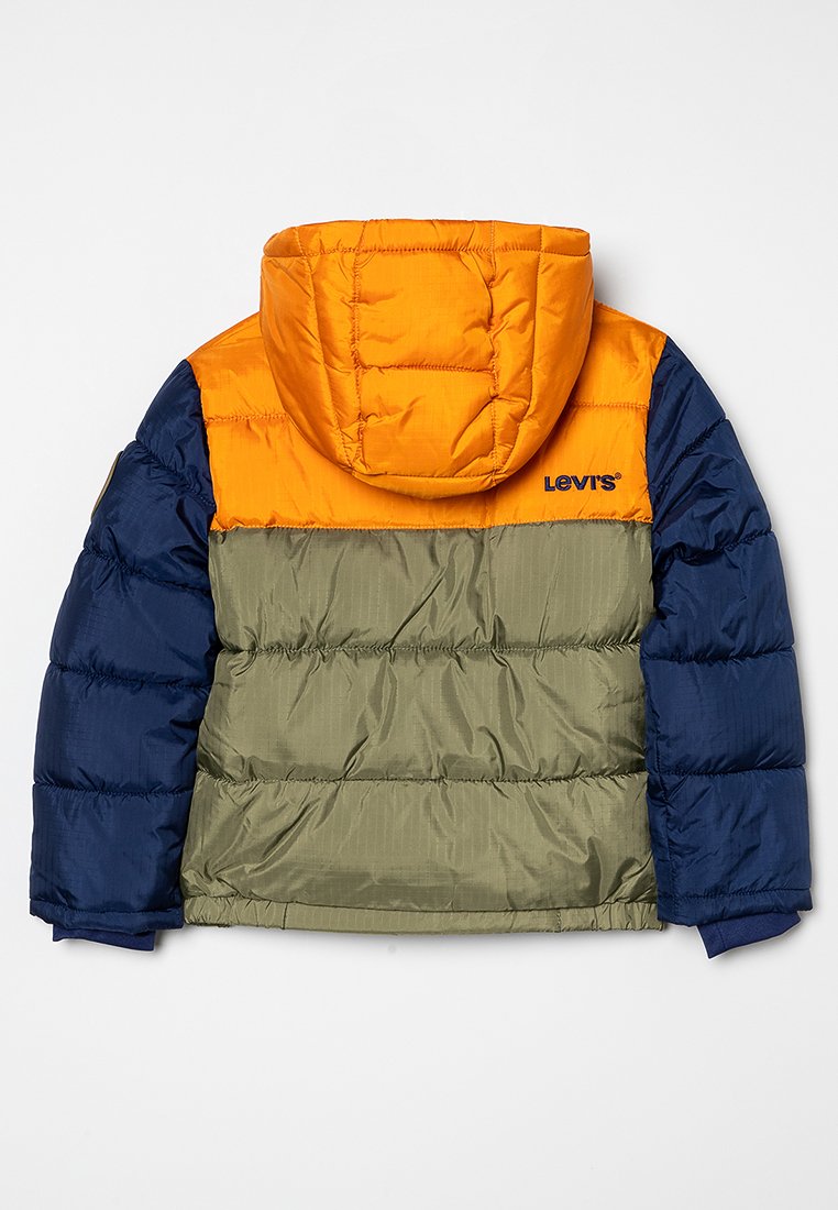 Chaqueta acolchada con capucha, que presenta secciones en naranja, verde oliva y azul marino. Elaborada con material brillante, con detalles de acolchado y logo.