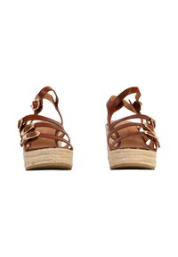 Sandales espadrilles en cuir marron avec plusieurs brides entrecroisées et accents en doré. Semelle compensée en jute, design ouvert à l'arrière.