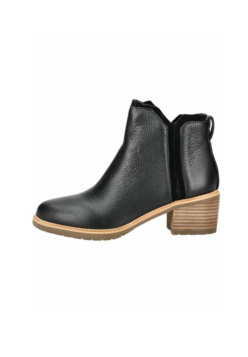 Bottine noire en cuir texturé, avec un talon bloc au design bois et des panneaux latéraux élastiques pour un enfilage facile.