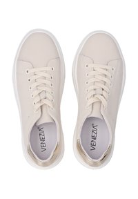 Beige Leder-Sneaker mit glatter Oberfläche, runder Zehenkappe, weißer Sohle und cremefarbenen Schnürsenkeln. Goldene Akzente an der Ferse. Markenlogo im Inneren des Schuhs.