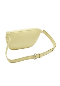 Żółta skórzana torba na ramię o gładkiej teksturze, okrągłym kształcie, zamknięciu na zamek oraz regulowanym pasku z metalowym zapięciem w kolorze srebrnym.
