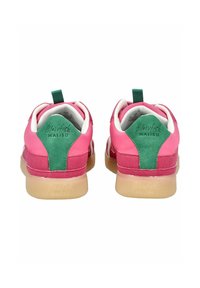 Paar flache Sneaker in Pink und Grün mit gumfarbigen Sohlen, von hinten gesehen, mit "Blowfish Malibu"-Markenaufdruck auf den Fersenlaschen.