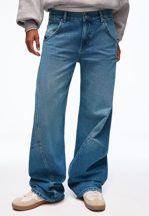 Bershka, LOW-RISE - BARREL JEANS - Wide Leg - light blue