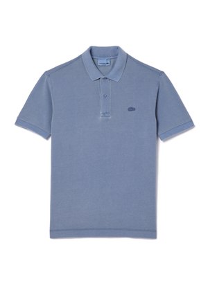 Korte mouwen blauw poloshirt met een tweeknopenlijst en geborduurd krokodillenlogo op de linkerborst.
