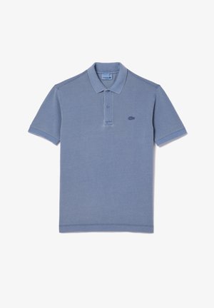 Blaues Poloshirt mit kurzen Ärmeln, zweiknöpfiger Knopfleiste und gesticktem Krokodil-Logo auf der linken Brust.
