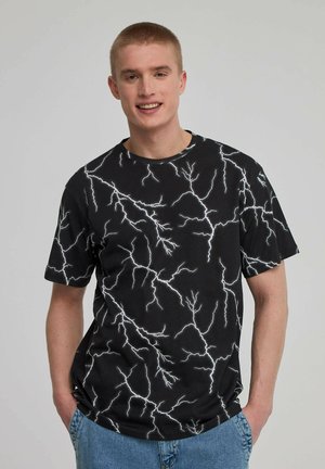 T-shirt nera con motivo a zig zag bianco. Collo a giro e maniche corte, realizzato in morbido cotone. Vestibilità casual.
