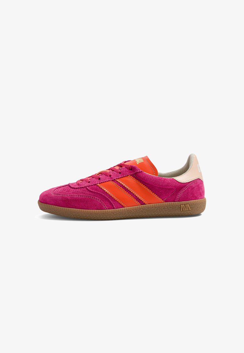 Basket basse en daim rose avec bandes en cuir orange, semelle en gomme naturelle et languette de talon beige, vue de côté extérieur.