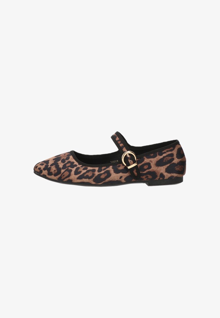 Zapato plano de estampado de leopardo con correa tipo Mary Jane, ribete negro, puntera puntiaguda, superficie texturizada y acento de hebilla dorada.