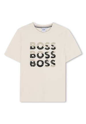 Beżowa koszulka z krótkim rękawem i okrągłym dekoltem, z czarnym i beżowym powtarzającym się nadrukiem logo "BOSS" trzykrotnie na przodzie.