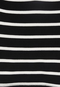 Tejido a rayas blanco y negro, con franjas horizontales de igual ancho. La textura es acanalada, lo que contribuye a su profundidad visual.