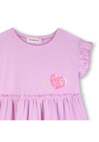 Ροζ βαμβακερό T-shirt με κοντά μανίκια με βολάν, σιλουέτα που σφίγγει στη μέση και σχέδιο με παγιέτες σε σχήμα καρδιάς σε αποχρώσεις του ροζ και κίτρινου στο μπροστινό μέρος.