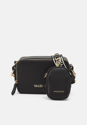 Sac bandoulière Valentino noir avec fermetures éclair dorées et logo, accompagné d'une petite pochette amovible fixée à une sangle réglable.