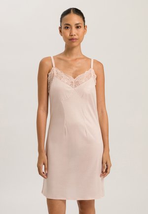 Abito a camicia rosa chiaro con spalline sottili e dettagli in pizzo lungo il collo. Tessuto morbido con una consistenza liscia e una forma aderente.