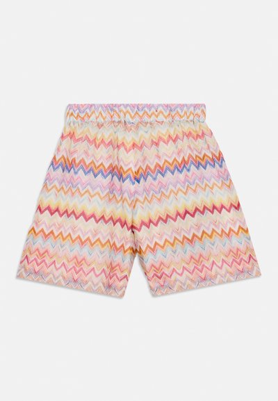 Pantalones cortos con cintura elástica y patrón de zigzag multicolor en tonos de rosa, naranja, azul, amarillo y blanco sobre un fondo claro.