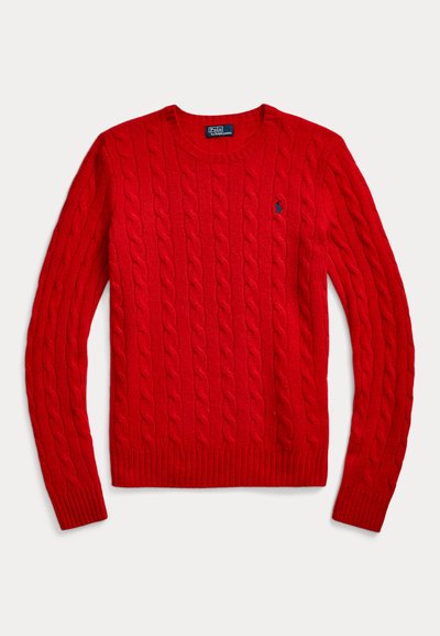 Κόκκινος πλεκτός σκούφος με σχέδιο καλωδίων, ραμμένη λαιμόκοψη και μανίκια με ρίγες, καθώς και μικρό μπλε έμβλημα polo στο στήθος.