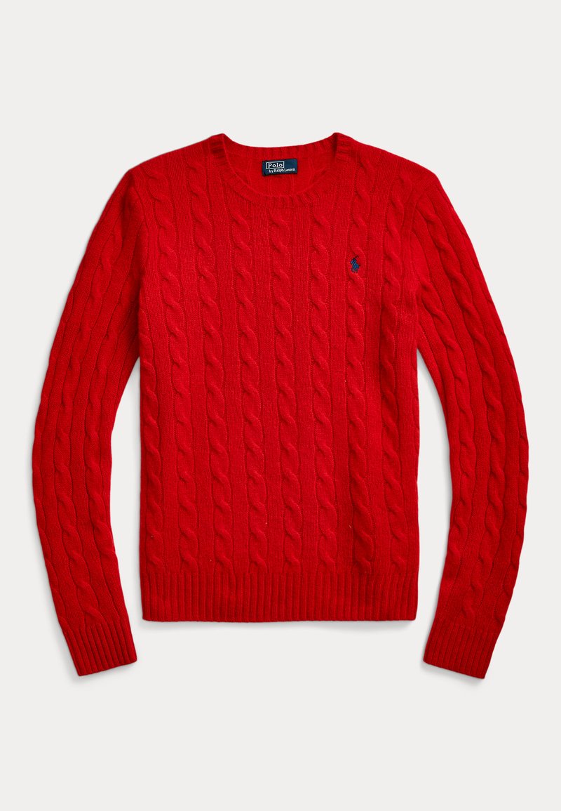 Rød strikkegenser med kabelmønster, ribbestrikket hals og mansjetter, og et lite blått polo-emblem på brystet.