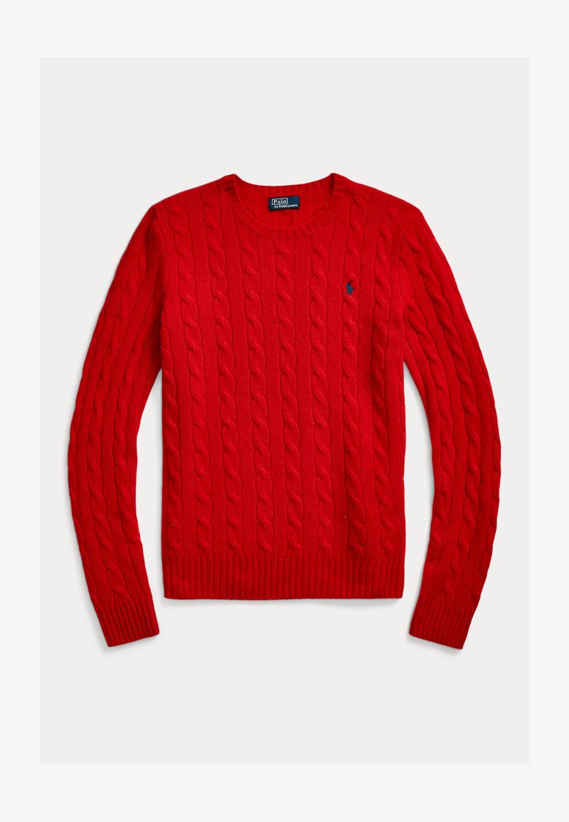 Rød strikkegenser med kabelmønster, ribbestrikket hals og mansjetter, og et lite blått polo-emblem på brystet.