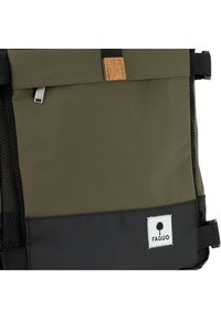 Borsa in tessuto verde oliva con fondo nero, caratterizzata da un accento in sughero, chiusura con zip e logo Faguo ricamato su un'etichetta bianca.