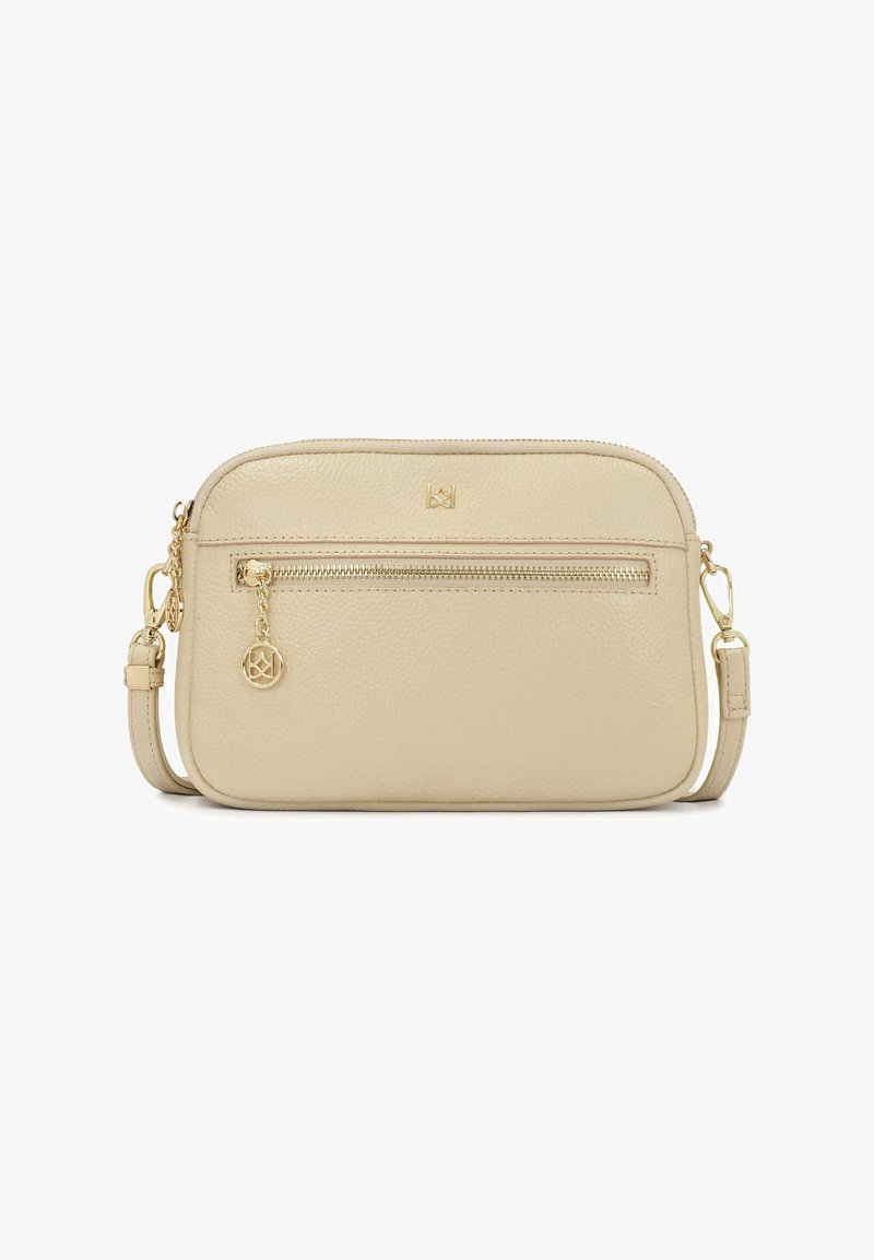 Béžová kožená kabelka cez rameno s textúrovaným povrchom, zipsovým predným vreckom, zlatými doplnkami a odnímateľným ozdobným detailom. Súčasťou je nastaviteľný popruh.