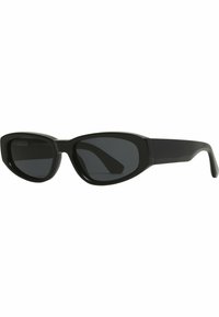 Occhiali da sole neri con un design slanciato e angolare. Realizzati in plastica, dotati di lenti scure e una superficie liscia e lucida. Senza dettagli accentuati.