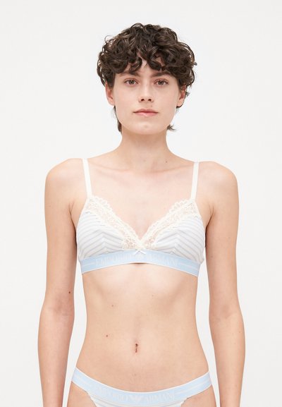 Ανοιχτό μπλε ριγέ bralette με δαντελένιες λεπτομέρειες και ταιριαστό λογότυπο. Μαλακό ύφασμα, τριγωνικό σχήμα, με εμπρόσθια λεπτομέρεια φιόγκου και ρυθμιζόμενες τιράντες.
