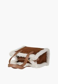 Borsa in camoscio marrone con rifiniture in pelliccia sintetica color crema, chiusura con cerniera e doppie maniglie. Forma rettangolare compatta con superficie leggermente testurizzata.