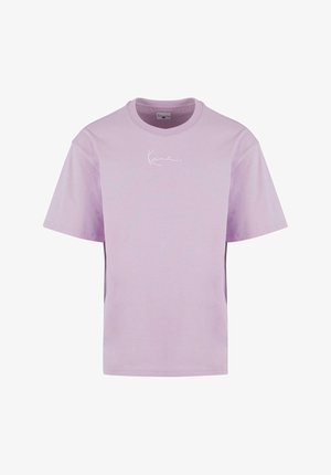Lila pamučna majica s kratkim rukavima, okruglim izrezom i bijelim potpisom na prednjoj strani. Jednostavan dizajn, bez uzoraka ili akcenta.