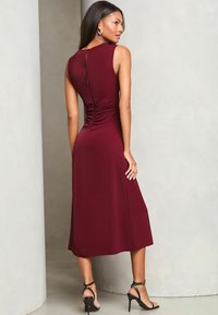 Lipsy PETITE FIT - SLEEVELESS RUCHED FRONT ASYMMETRICAL - Vapaa-ajan mekko - burgundy red