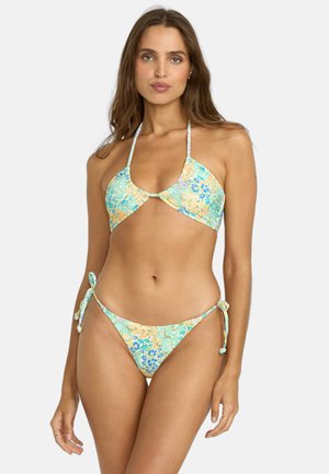 Blommönstrad bikiniuppsättning i ljusblå och orange nyanser. Halterneck-bh med knytband och lågmidjade trosor med justerbara sidoknyt.