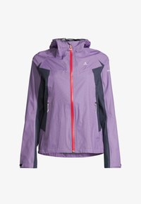 Chaqueta impermeable púrpura con cierre frontal, acentos en azul marino contrastantes y capucha. Presenta un tejido texturizado y bolsillos laterales.