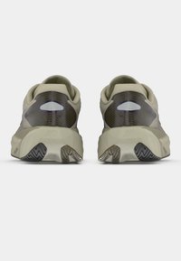 Neutraalsed toonid spordijalatsid tekstuuriga võrgukattega, ümar kand ja kummist välistald, millel on sakiline mustripaar. Peegeldavad aktsendid on olemas.