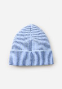 Gorro de lana azul con rayas verticales, que presenta una textura suave y un puño doblado en la base. Forma estándar de gorro.