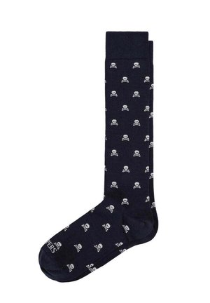 Calcetín azul marino hasta la rodilla con un patrón repetido de pequeñas calaveras y huesos cruzados blancos.