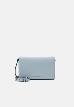 Sac bandoulière rectangulaire en cuir bleu clair avec bandoulière réglable et logo Michael Kors argenté au centre devant.