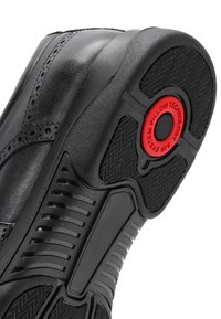 Semelle extérieure de chaussure noire en caoutchouc texturé, dotée d'un logo de la technologie Air System Pillow en rouge et d'un motif de semelle distinct pour une meilleure adhérence.