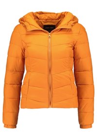 Orange vadderad jacka med dragkedja och huva. Har quiltad textur och åtsittande muddar. Materialet verkar mjukt och lätt.