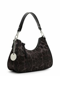 Mustast seemisnahast käekott kaarekujulise kujuga, millel on hõbedased ketastelemendid, ümarlik silt ja pinnal nupukestega kaunistused.