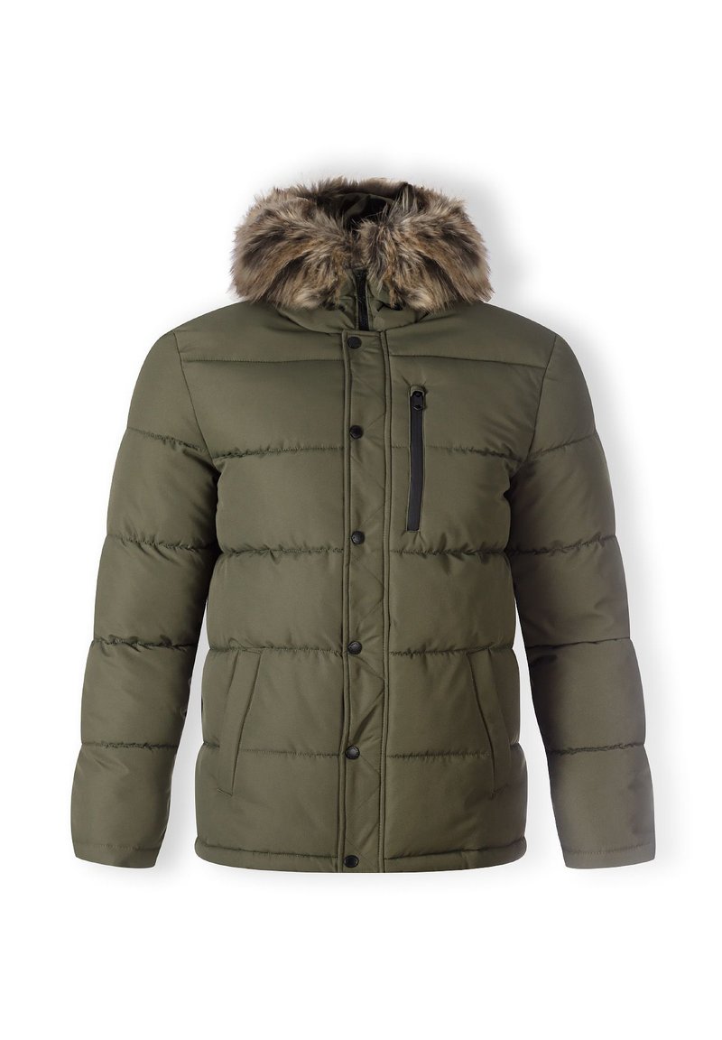 Olivgrüne Daunenjacke mit einer Kapuze mit Kunstfellbesatz, ausgestattet mit einer Reißverschlusstasche auf der Brust und zwei vorderen Druckknopftaschen, gestepptes Design.