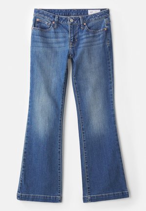Jeans évasés en denim bleu moyen, avec cinq poches, une fermeture éclair avec un bouton, et un léger délavage sur le devant.