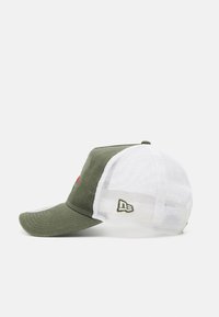 Grüne Stoffmütze mit einem weißen Netzrücken, gebogenem Schirm und gesticktem Rosendesign auf der Vorderseite. Besitzt ein Logo an der Seite.