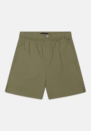 Olivenfarvede herreshorts med elastisk talje, knaplukning, sidelommer og lille logo på højre lomme.