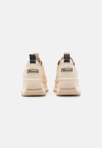 Beige Sneakers mit einem strukturierten Obermaterial, auffälligem Fersen-Design und schwarzen Zuglaschen an der Rückseite. Verfügt über eine geschichtete Sohle und Logo-Details.