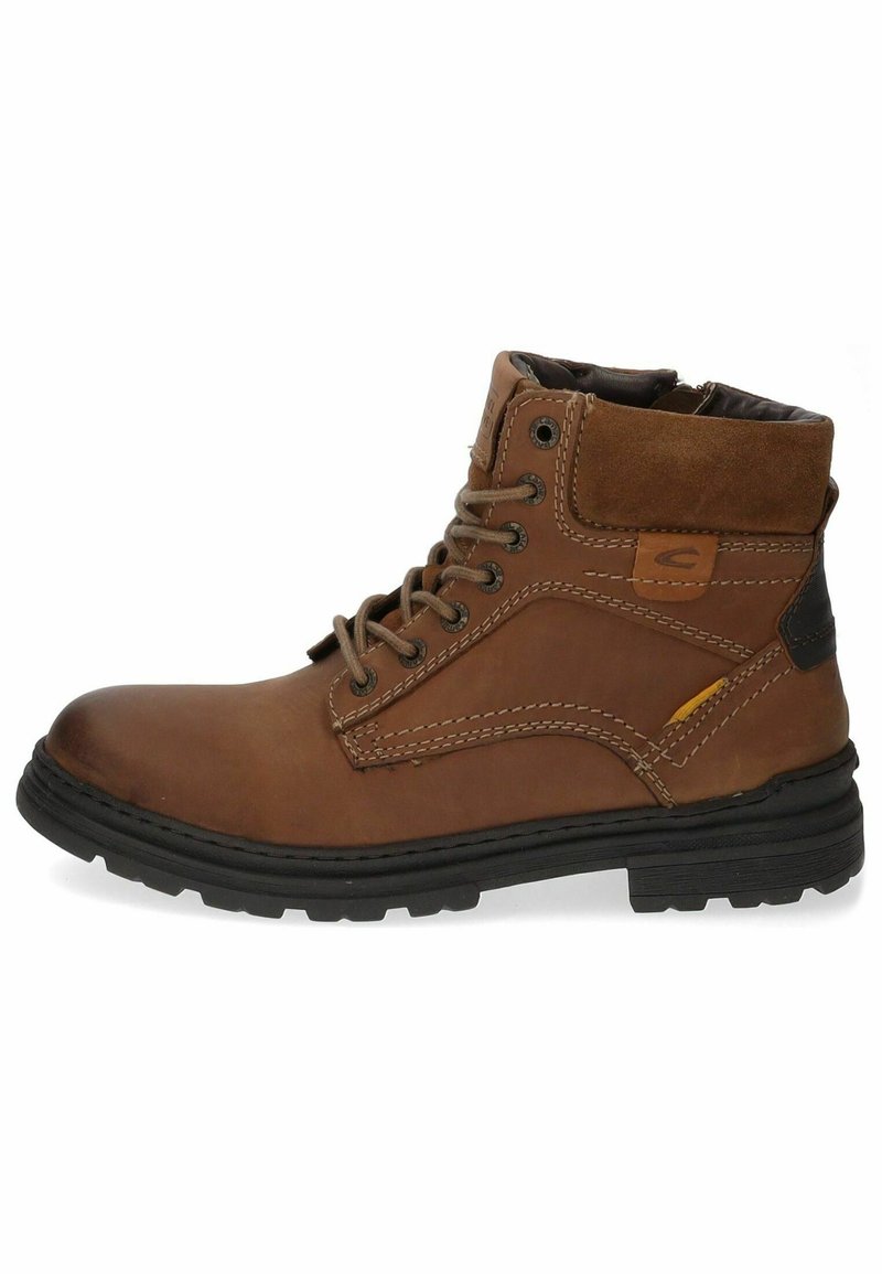 Bottine en cuir marron avec lacets, col rembourré, coutures contrastantes et semelle en caoutchouc noir avec un motif de tread texturé.