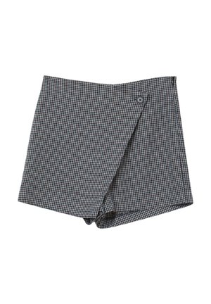 Pantaloni corti grigi a scacchi con un design avvolgente, dotati di chiusura a pulsante sul lato. Realizzati in un tessuto dalla texture morbida.