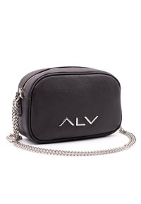 Borsa a tracolla in pelle nera con forma rettangolare, tracolla in catena argentata e logo "ALV" in rilievo sul fronte. Chiusura con zip.