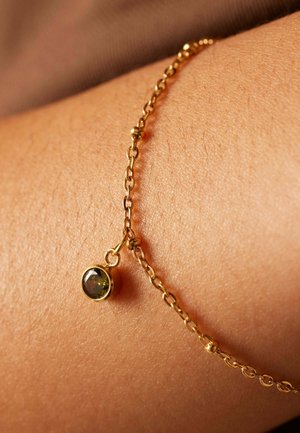 Gouden kettingarmband met een kleine ronde groene steenpendant, met een gestructureerde afwerking en uniforme schakels.