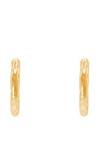 Orecchini a cerchio in oro con una texture martellata, caratterizzati da una forma cilindrica e una superficie interna liscia, che mostrano una finitura lucida.